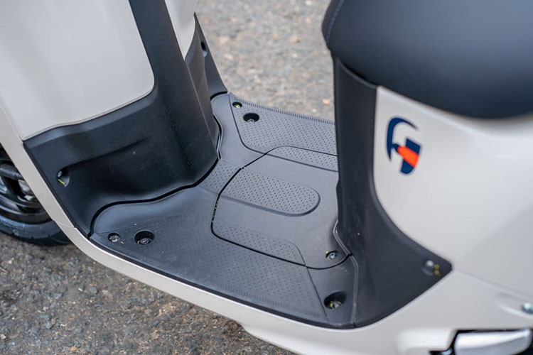 Công nghệ hybrid này cũng đang được Yamaha áp dụng trên mẫu Grande với cơ chế kích hoạt mô-tơ điện trong 3 giây khi xe bắt đầu di chuyển, giúp xe bốc hơn mà vẫn đảm bảo tiết kiệm nhiên liệu.