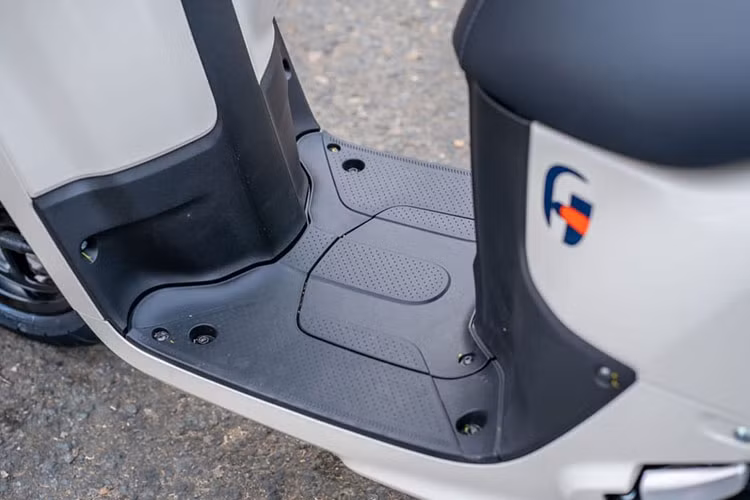 Công nghệ hybrid này cũng đang được Yamaha áp dụng trên mẫu Grande với cơ chế kích hoạt mô-tơ điện trong 3 giây khi xe bắt đầu di chuyển, giúp xe bốc hơn mà vẫn đảm bảo tiết kiệm nhiên liệu.