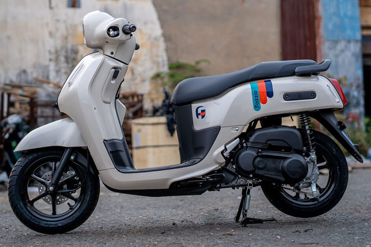 Mức giá xe Yamaha Fazzio 2025 mới tương đương so với Honda Vision thế hệ mới được lắp ráp tại Việt Nam. Fazzio 2025 được xem là phiên bản nâng cấp nhẹ với sự thay đổi chủ yếu đến từ màu sắc mới và họa tiết tem trang trí.
