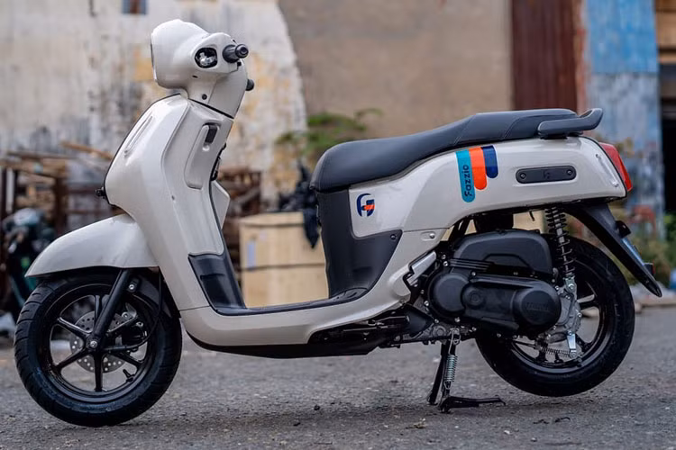 Mức giá xe Yamaha Fazzio 2025 mới tương đương so với Honda Vision thế hệ mới được lắp ráp tại Việt Nam. Fazzio 2025 được xem là phiên bản nâng cấp nhẹ với sự thay đổi chủ yếu đến từ màu sắc mới và họa tiết tem trang trí.