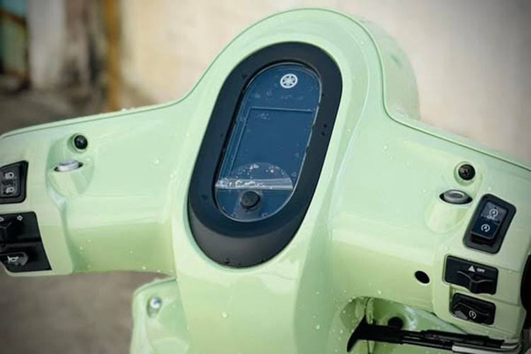 Tuy nhiên, so với các đối thủ cùng phân khúc, Yamaha Fazzio 2025 nâng cấp sở hữu diện mạo độc đáo hơn nhờ kiểu dáng thân xe thuôn dài với thiết kế dạng hình hộp đặc trưng.