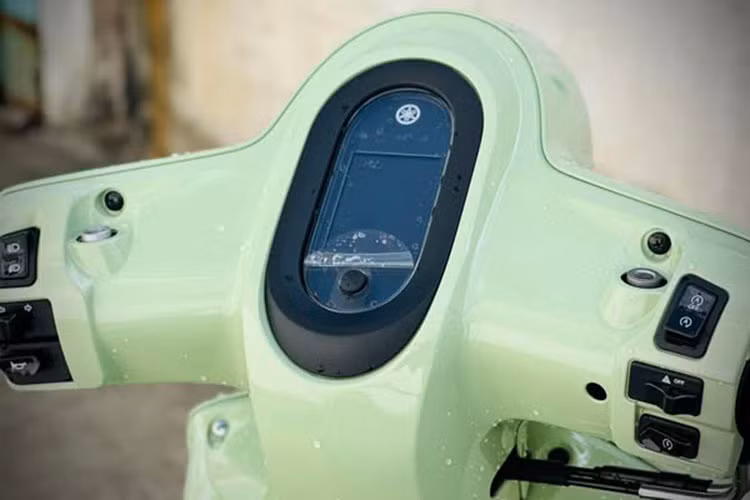 Tuy nhiên, so với các đối thủ cùng phân khúc, Yamaha Fazzio 2025 nâng cấp sở hữu diện mạo độc đáo hơn nhờ kiểu dáng thân xe thuôn dài với thiết kế dạng hình hộp đặc trưng.