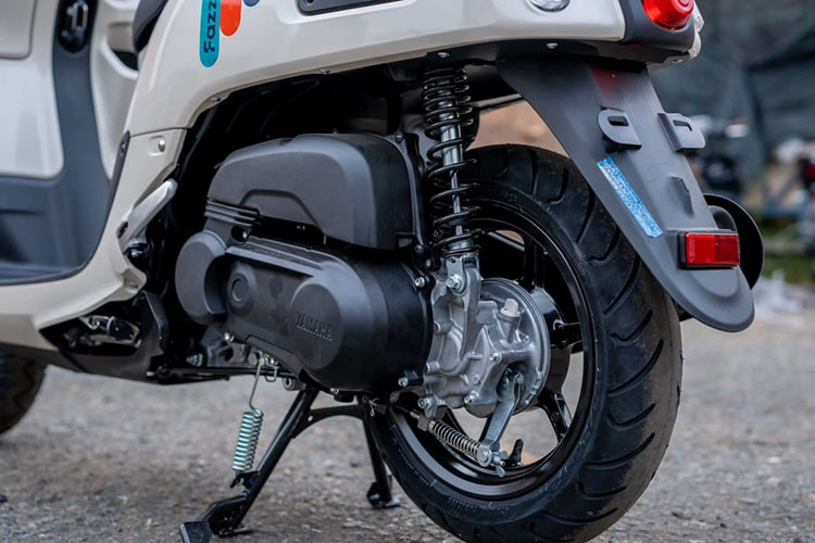 Yamaha Fazzio 2025 được trang bị động cơ xi-lanh đơn dung tích 125cc, sản sinh công suất 8,3 mã lực tại 6.500 vòng/phút, mô-men xoắn cực đại 10,6 Nm tại 4.500 vòng/phút. Đáng chú ý, xe có thêm mô-tơ điện trợ lực, giúp gia tăng hiệu suất vận hành khi tăng tốc và giảm mức tiêu hao nhiên liệu.