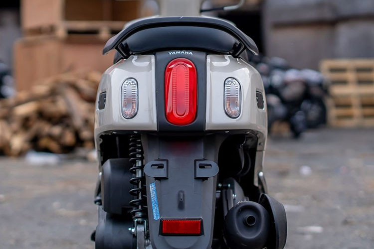 Xe được trang bị đèn pha LED hình oval, trong khi đèn xi-nhan halogen được bố trí tách rời hai bên yếm trước. Kiểu thiết kế đèn hậu và xi-nhan sau cũng mang hình oval đồng bộ, kết hợp cùng màn hình đồng hồ tốc độ dạng LCD đơn giản nhưng hiện đại.