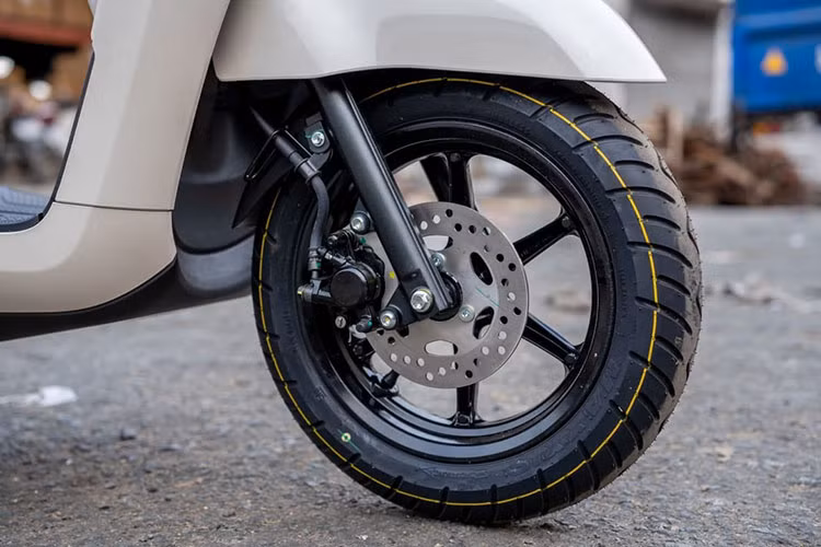 Ngoài ra, Yamaha Fazzio vẫn sở hữu những trang bị cơ bản của dòng xe tay ga phổ thông như phanh đĩa trước (không có ABS), phanh tang trống phía sau, lốp không săm và chìa khóa thông minh.