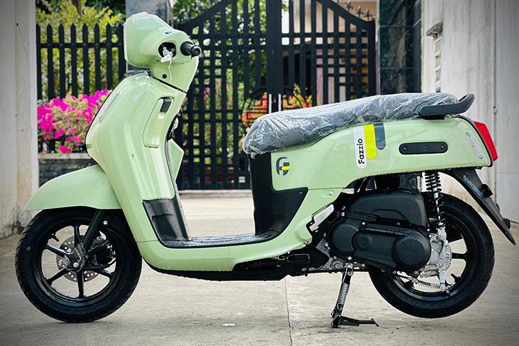 Fazzio 2025 sở hữu bình xăng dung tích 5,1 lít, đủ cho nhu cầu di chuyển hàng ngày. Tuy nhiên, cốp xe có dung tích chỉ 17,8 lít – khá nhỏ nếu so với Yamaha Grande (27 lít) hay Honda Lead (37 lít). Điều này có thể sẽ là một điểm trừ với những khách hàng cần không gian chứa đồ rộng rãi.