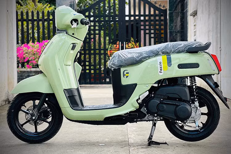 Fazzio 2025 sở hữu bình xăng dung tích 5,1 lít, đủ cho nhu cầu di chuyển hàng ngày. Tuy nhiên, cốp xe có dung tích chỉ 17,8 lít – khá nhỏ nếu so với Yamaha Grande (27 lít) hay Honda Lead (37 lít). Điều này có thể sẽ là một điểm trừ với những khách hàng cần không gian chứa đồ rộng rãi.