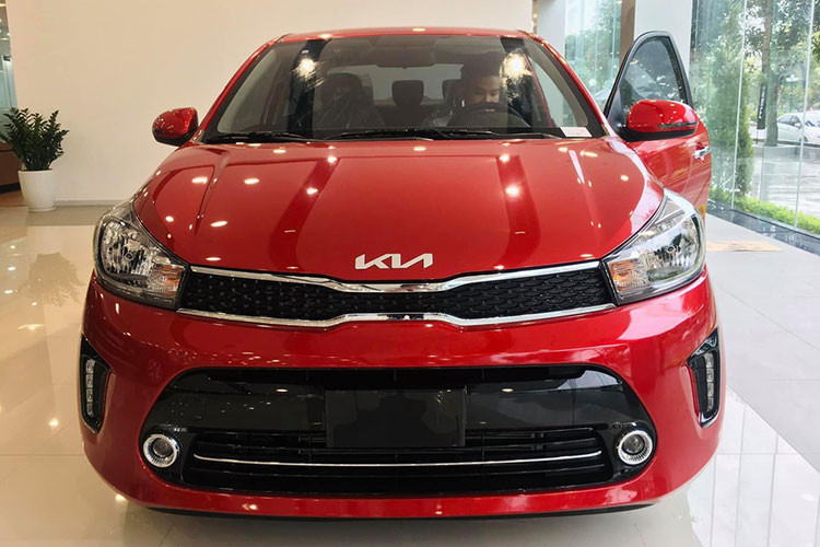 Mức giá xe Kia Soluto 2022 mới cho 4 phiên bản lần lượt là: Soluto AT Luxury: 469 triệu đồng; Soluto AT Deluxe: 429 triệu đồng; Soluto MT Deluxe: 399 triệu đồng; Soluto MT: 369 triệu đồng. Tại Việt Nam, Kia Soluto sẽ cạnh tranh với Mitsubishi Attrage, Honda City, Toyota Vios, Mazda2 sedan, Hyundai Accent và Suzuki Ciaz.