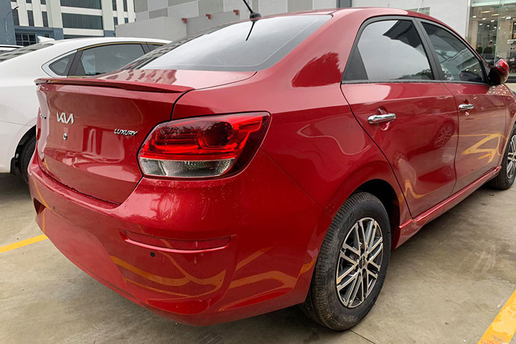 Ở phiên bản KIA Soluto 2022 nâng cấp này, chiếc xe mang trên mình logo nhận diện thương hiệu mới. Tất cả các phiên bản đều được bổ sung thêm trang bị tiện nghi, tập trung chủ yếu cho khoang nội thất.