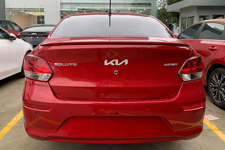 KIA Soluto 2022 logo mới có kích thước 4.300 x 1.700 x 1.460 mm tương ứng dài x rộng x cao và chiều dài cơ sở 2.570mm, khoảng sáng gầm 150mm. Cả 3 phiên bản đều sử dụng phanh đĩa ở cả 4 bánh.