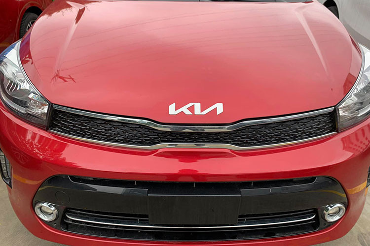 Ngoài ra, hãng xe KIA còn bổ sung thêm gương chiếu hậu gập điện, nút điều khiển điện cốp sau cho bản MT Deluxe và bản AT Deluxe. Đây vốn là hai trang bị trên bản Luxury.
