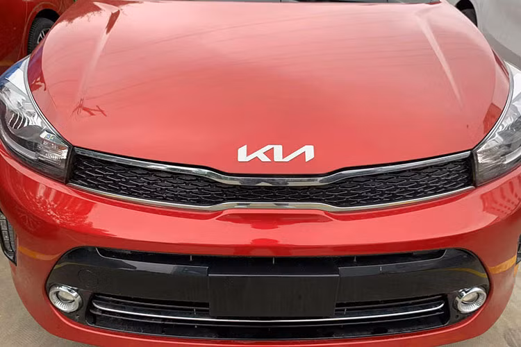 Ngoài ra, hãng xe KIA còn bổ sung thêm gương chiếu hậu gập điện, nút điều khiển điện cốp sau cho bản MT Deluxe và bản AT Deluxe. Đây vốn là hai trang bị trên bản Luxury.