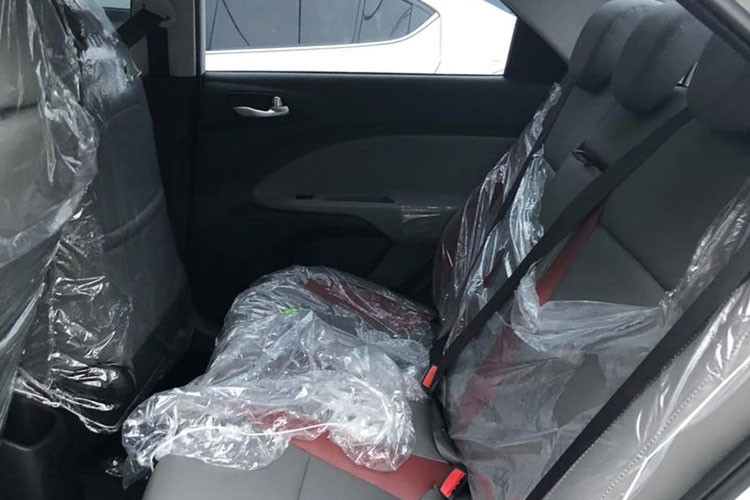 KIA cũng bổ sung thêm gương chiếu hậu gập điện, nút điều khiển điện cốp sau cho bản MT Deluxe và bản AT Deluxe. Đây vốn là hai trang bị trên bản Luxury. Nếu chọn bản cao cấp nhất, người dùng được hưởng đủ các tính năng an toàn như: ABS, EBD, hỗ trợ khởi hành ngang dốc, cân bằng điện tử, camera lùi, 2 túi khí và cảm biến phía sau.