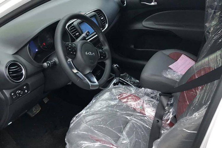 Khoang nội thất tích hợp ghế ngồi bọc da, vô-lăng tích hợp nút bấm chức năng, âm thanh 6 loa, màn hình giải trí 7 inch và ga tự động Cruise Control, điều hòa chỉnh cơ. Tính năng kết nối điện thoại KIA Link trên bản MT Deluxe, AT Deluxe và Luxury. Bản "full" tích hợp thêm tính năng đề nổ động cơ từ xa.