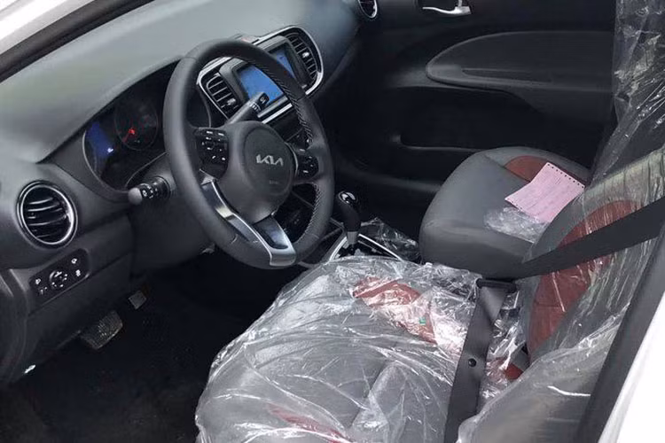 Khoang nội thất tích hợp ghế ngồi bọc da, vô-lăng tích hợp nút bấm chức năng, âm thanh 6 loa, màn hình giải trí 7 inch và ga tự động Cruise Control, điều hòa chỉnh cơ. Tính năng kết nối điện thoại KIA Link trên bản MT Deluxe, AT Deluxe và Luxury. Bản "full" tích hợp thêm tính năng đề nổ động cơ từ xa.