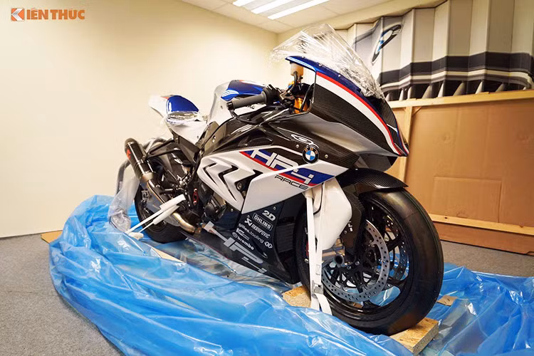 Giống như nhiều mẫu xe khác của BMW Motorrad, HP4 Race cũng là một "kỳ quan công nghệ" 2 bánh xe với một loạt các hệ thống điện tử kèm khối động cơ 4 xi-lanh thẳng hàng DOHC 999cc nhưng đã được cải tiến theo đúng luật của giải đua WSBK để cho công suất tối đa lên tới 215 mã lực tại 13.900 rpm và mô-men xoắn cực đại 120 Nm tại 10.000 rpm.