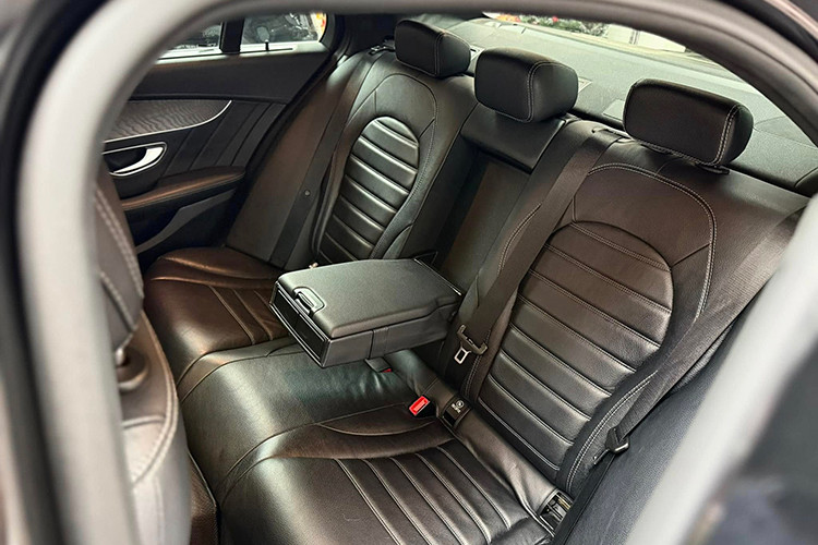 Ngoài những trang bị tiêu chuẩn vốn có của dòng C-Class, C300 AMG 2015 còn sở hữu một loạt tính năng đáng chú ý bao gồm: hệ thống treo khí nén AIRMATIC; hiển thị thông tin trên kính chắn gió (Head-up display); camera 360 độ; hệ thống hỗ trợ phòng ngừa va chạm Collision Prevention Assist Plus... (Ảnh minh hoạ).