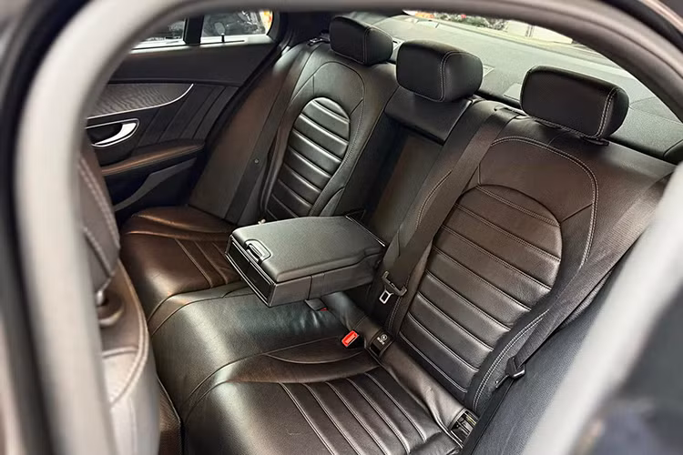 Ngoài những trang bị tiêu chuẩn vốn có của dòng C-Class, C300 AMG 2015 còn sở hữu một loạt tính năng đáng chú ý bao gồm: hệ thống treo khí nén AIRMATIC; hiển thị thông tin trên kính chắn gió (Head-up display); camera 360 độ; hệ thống hỗ trợ phòng ngừa va chạm Collision Prevention Assist Plus... (Ảnh minh hoạ).