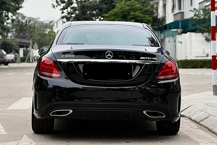 C300 AMG 2015 sở hữu khối động cơ 2.0L công suất 245 mã lực tại 5.500 vòng/phút, mô-men xoắn cực đại 370 Nm tại 1.300 – 4.000 vòng/phút đi kèm hộp số tự động 7 cấp 7G-TRONIC PLUS và hệ dẫn động cầu sau, xe có khả năng tăng tốc từ 0-100km/h trong 5,9 giây và đạt tốc độ tối đa 250 km/h (Ảnh minh hoạ).