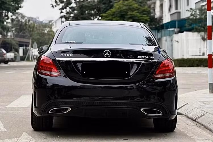 C300 AMG 2015 sở hữu khối động cơ 2.0L công suất 245 mã lực tại 5.500 vòng/phút, mô-men xoắn cực đại 370 Nm tại 1.300 – 4.000 vòng/phút đi kèm hộp số tự động 7 cấp 7G-TRONIC PLUS và hệ dẫn động cầu sau, xe có khả năng tăng tốc từ 0-100km/h trong 5,9 giây và đạt tốc độ tối đa 250 km/h (Ảnh minh hoạ).