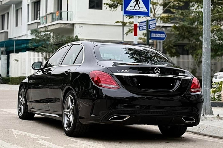 Phía sau đuôi xe sang Mercedes-Benz C300 nâng cấp không có nhiều sự khác biệt so với đàn em C250 AMG. Xét tổng thể, phiên bản 2015 trông hiện đại hơn và có khả năng hấp dẫn khách hàng trẻ tuổi (Ảnh minh hoạ).