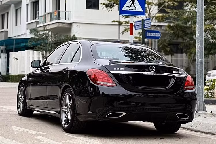 Phía sau đuôi xe sang Mercedes-Benz C300 nâng cấp không có nhiều sự khác biệt so với đàn em C250 AMG. Xét tổng thể, phiên bản 2015 trông hiện đại hơn và có khả năng hấp dẫn khách hàng trẻ tuổi (Ảnh minh hoạ).
