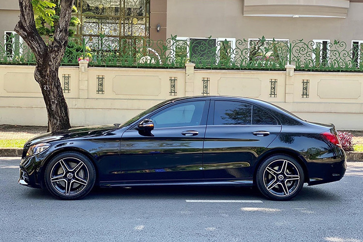 Về thiết kế, Mercedes-Benz C300 AMG đời 2015 mang đầy đủ những đặc trưng của dòng C-Class thế hệ mới. Xe sở hữu nắp ca-pô dài cùng những đường nét bồng bềnh. Mặt trước nổi bật với lưới tản nhiệt 2 nan, đèn pha LED sặc sảo, mâm 5 chấu AMG (Ảnh minh hoạ).