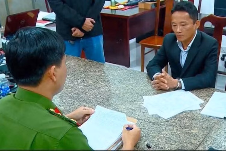 Vào tối nay 13/1, ông Bình đã bị Công an TP Nha Trang (tỉnh Khánh Hòa) khởi tố, bắt tạm giam để điều tra về hành vi Gây rối trật tự công cộng. Quyết định trên đã được VKS cùng cấp phê chuẩn. Cảnh sát khám xét nơi ở của ông Bình tại huyện Cam Lâm, thu giữ thêm 1 cây kiếm và 1 bình xịt hơi cay.