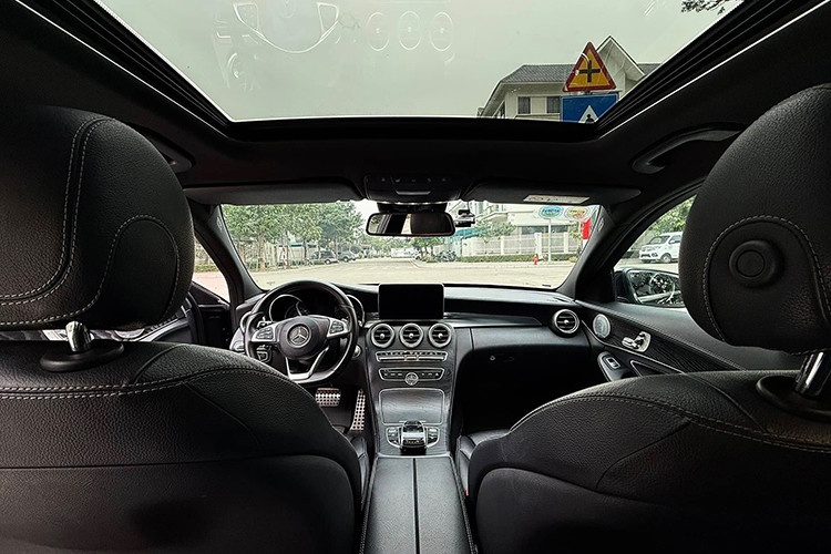 Bên cạnh đó, còn phải kể đến hệ thống AC tiên tiến trên Mercedes-Benz C300 AMG khi sử dụng dữ liệu GPS để phát hiện các luồng khói nhằm tự động đóng nắp tuần hoàn không khí, ngăn khói không vào cabin (Ảnh minh hoạ).