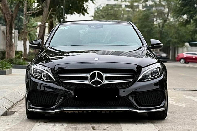 Theo công bố của nhà sản xuất, mức tiêu thụ nhiên liệu trung bình của C300 AMG 2015 là 6,3 – 6,8 l/100km. Khi mới ra mắt tại Việt Nam, giá xe Mercedes-Benz C300 AMG 2015 chính hãng tại Việt Nam từ 1,799 tỷ đồng. Trên thị trường xe cũ hiện nay, mẫu xe này được chào bán khá nhiều với mức khoảng 700 triệu đồng, tuỳ theo độ mới (Ảnh minh hoạ).