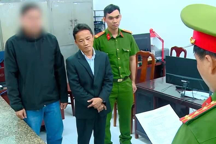 Hiềm khích xảy ra, ông Bình lấy kiếm trên xe Mercedes-Benz hăm dọa nhóm nhân viên. Toàn bộ sự việc được người dân quay video đưa lên mạng xã hội gây xôn xao. Ngay sau đó, Công an vào cuộc điều tra và thu giữ cây kiếm mà ông Bình mang theo.