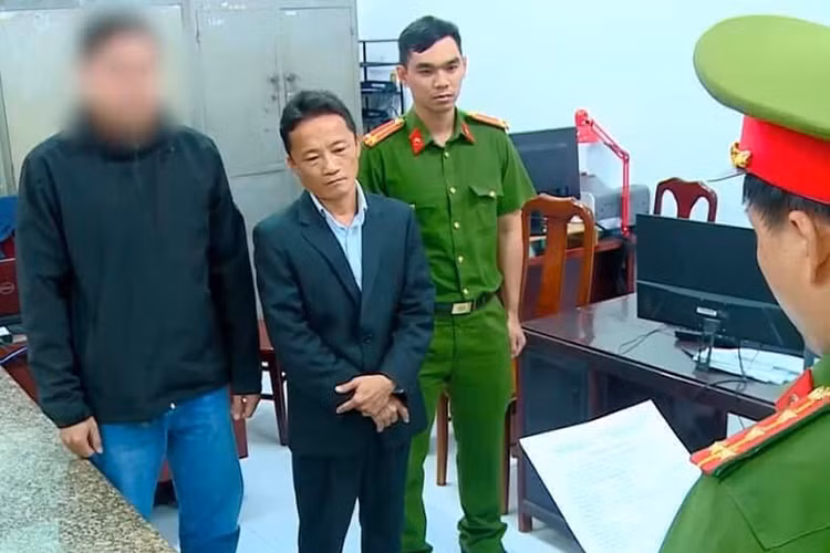 Hiềm khích xảy ra, ông Bình lấy kiếm trên xe Mercedes-Benz hăm dọa nhóm nhân viên. Toàn bộ sự việc được người dân quay video đưa lên mạng xã hội gây xôn xao. Ngay sau đó, Công an vào cuộc điều tra và thu giữ cây kiếm mà ông Bình mang theo.