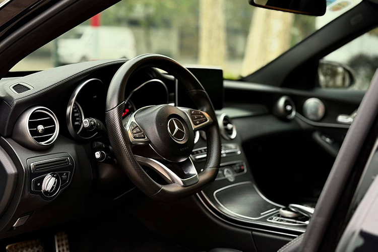 Thiết kế không gian nội thất của C300 AMG tuân theo xu hướng gần đây trên các dòng xe Mercedes-Benz với cách bày trí đẹp mắt và chất lượng cao cấp. Xe được trang bị màn hình hiển thị trung tâm 7 inch và tùy chọn màn hình màu 8,4 inch với hiển thị head-up và phím kiểm soát cảm ứng (Ảnh minh hoạ).