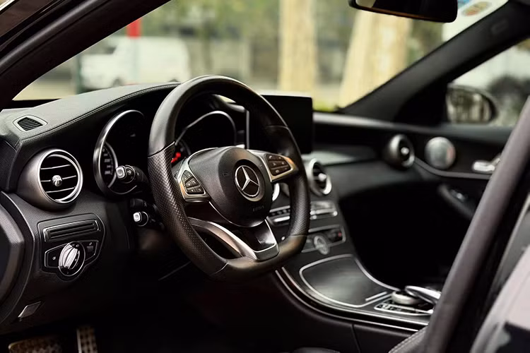 Thiết kế không gian nội thất của C300 AMG tuân theo xu hướng gần đây trên các dòng xe Mercedes-Benz với cách bày trí đẹp mắt và chất lượng cao cấp. Xe được trang bị màn hình hiển thị trung tâm 7 inch và tùy chọn màn hình màu 8,4 inch với hiển thị head-up và phím kiểm soát cảm ứng (Ảnh minh hoạ).