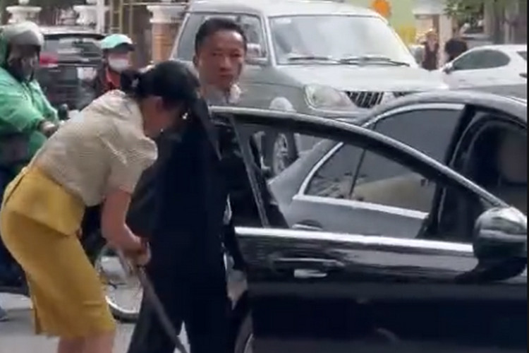 Cụ thể, vào chiều ngày 11/1/2025, ông Nguyễn Thanh Bình - tên thường gọi Bình con lái xe sang Mercedes-Benz trên đường Trần Phú, rồi dừng lại. Tại đây, ông ta vào khu vực đang trang trí hoa cảnh cho Tết và có hành động bẻ hoa. Khi các nhân viên Công ty cổ phần môi trường đô thị Nha Trang phản ứng và yêu cầu xử phạt, ông ta liền lớn tiếng mắng họ.