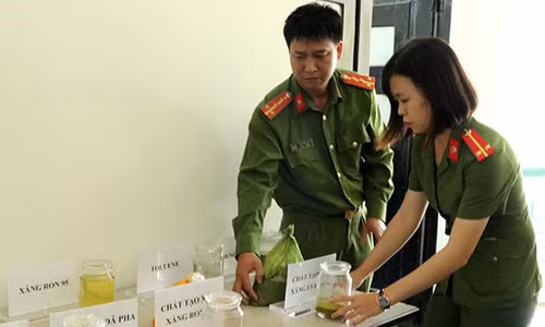 Nhung nguy hai cho dong co oto khi do nham xang gia