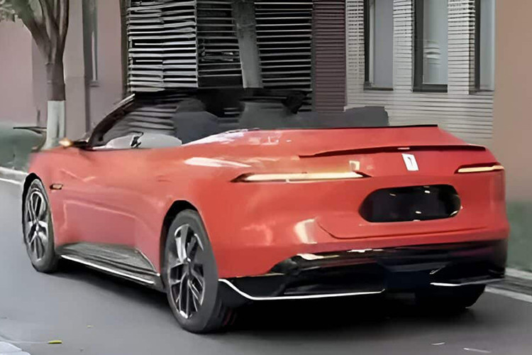 Avatr O6 có kích thước 4855,1960,1450 mm (dài/rộng/cao) và chiều dài cơ sở là 2940 mm. Xe sẽ có sáu màu ngoại thất. Thiết kế của xe dựa trên khái niệm Avatr 2.0. Mặc dù hiện tại vẫn chưa có thông tin chi tiết nào được xác nhận về nội thất của Avatr O6 nhưng dự kiến nó sẽ trông khá giống với phiên bản 07.