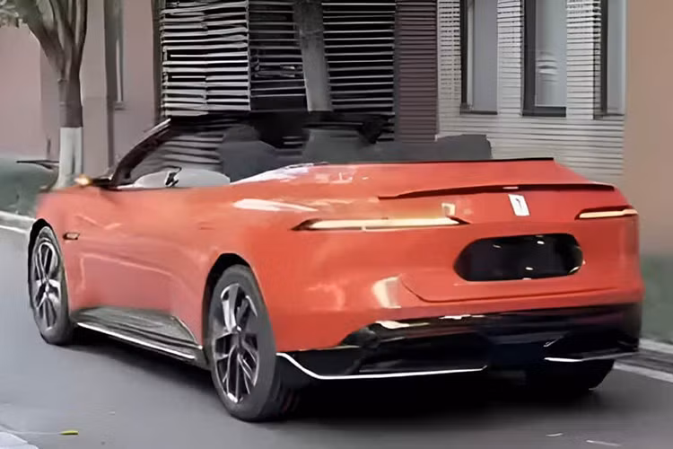 Avatr O6 có kích thước 4855,1960,1450 mm (dài/rộng/cao) và chiều dài cơ sở là 2940 mm. Xe sẽ có sáu màu ngoại thất. Thiết kế của xe dựa trên khái niệm Avatr 2.0. Mặc dù hiện tại vẫn chưa có thông tin chi tiết nào được xác nhận về nội thất của Avatr O6 nhưng dự kiến nó sẽ trông khá giống với phiên bản 07.