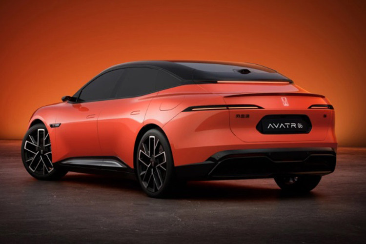 Phiên bản hoàn toàn chạy bằng điện của Avatr 06 được trang bị động cơ điện 252 kW ở trục sau và đối với phiên bản động cơ kép, một động cơ điện 188 kW bổ sung được lắp vào trục trước.