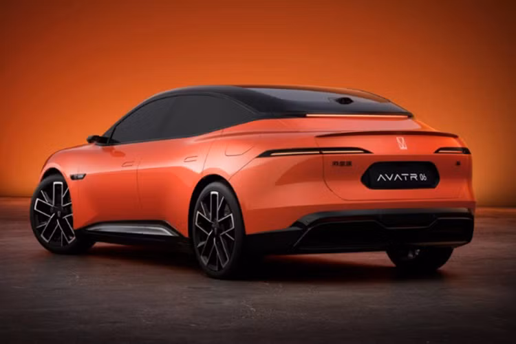 Phiên bản hoàn toàn chạy bằng điện của Avatr 06 được trang bị động cơ điện 252 kW ở trục sau và đối với phiên bản động cơ kép, một động cơ điện 188 kW bổ sung được lắp vào trục trước.