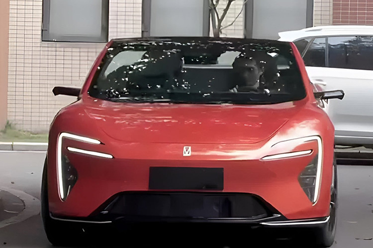 Điều này có nghĩa là xe sẽ có màn hình thông tin giải trí nổi 15,6 inch và màn hình vòm rộng 35,4 inch ở phía sau bảng điều khiển.Những chiếc xe được trang bị camera quan sát hai bên cũng sẽ có hai màn hình 6,7 inch cho những camera đó. HarmonyOS 4.0 của Huawei có thể sẽ cung cấp năng lượng cho hệ thống.