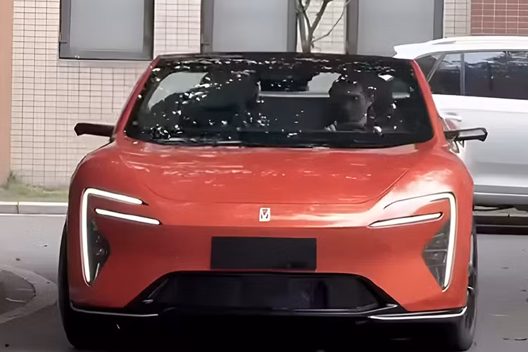 Điều này có nghĩa là xe sẽ có màn hình thông tin giải trí nổi 15,6 inch và màn hình vòm rộng 35,4 inch ở phía sau bảng điều khiển.Những chiếc xe được trang bị camera quan sát hai bên cũng sẽ có hai màn hình 6,7 inch cho những camera đó. HarmonyOS 4.0 của Huawei có thể sẽ cung cấp năng lượng cho hệ thống.