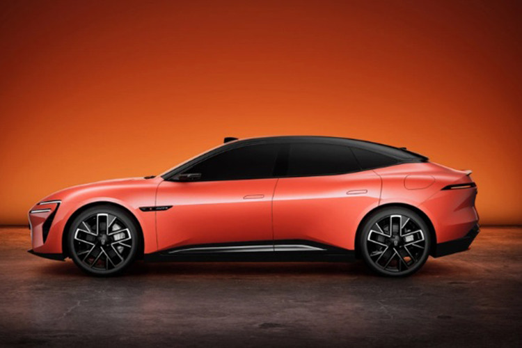 Giá xe Avatr 06 2025 có thể bắt đầu từ khoảng 250.000 nhân dân tệ (34.150 USD). Avatr 06 chạy điện có sẵn ở cả phiên bản chạy hoàn toàn bằng điện và phiên bản EV có phạm vi mở rộng, giờ đây chúng ta đã biết kích thước và phạm vi của pin.