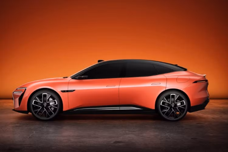 Giá xe Avatr 06 2025 có thể bắt đầu từ khoảng 250.000 nhân dân tệ (34.150 USD). Avatr 06 chạy điện có sẵn ở cả phiên bản chạy hoàn toàn bằng điện và phiên bản EV có phạm vi mở rộng, giờ đây chúng ta đã biết kích thước và phạm vi của pin.