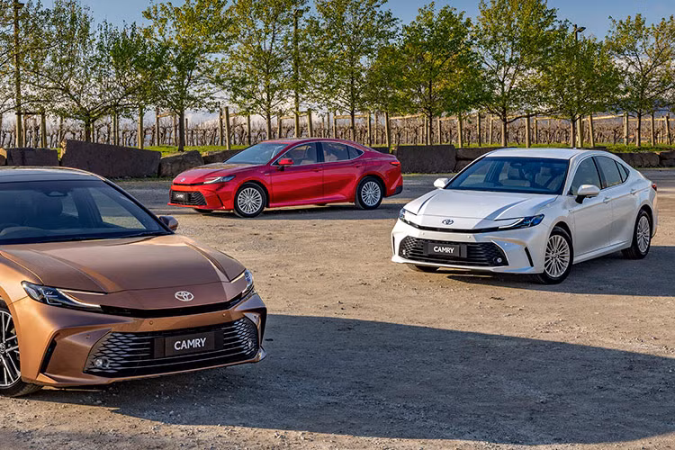 Đúng như thông tin từ trước đó, hãng Toyota sẽ chính thức giới thiệu thế hệ mới của dòng xe Camry ở thị trường Thái Lan vào ngày 10/10/2024 tới đây. Thái Lan là thị trường Đông Nam Á thứ hai đón nhận mẫu sedan hạng D Toyota Camry 2025 mới, sau Singapore.