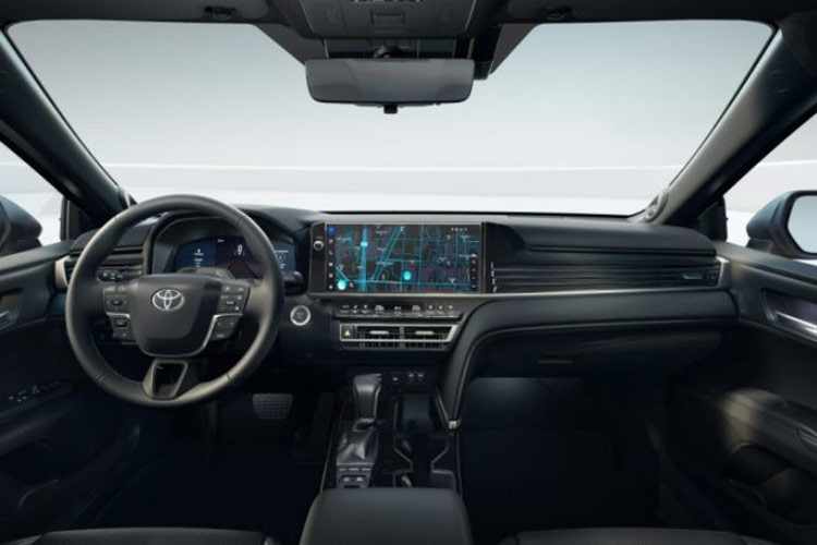 Về nội thất, khoang cabin của Toyota Camry 2025 được nâng cấp đáng kể so với thế hệ trước. Xe có các trang bị tiêu chuẩn như: đồng hồ kỹ thuật số 7 inch, màn hình thông tin giải trí 8 inch, điều hòa tự động hai vùng độc lập,...