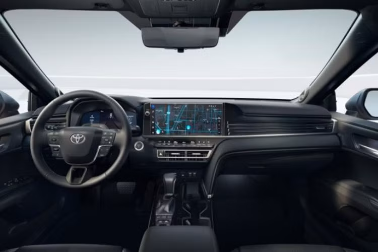 Về nội thất, khoang cabin của Toyota Camry 2025 được nâng cấp đáng kể so với thế hệ trước. Xe có các trang bị tiêu chuẩn như: đồng hồ kỹ thuật số 7 inch, màn hình thông tin giải trí 8 inch, điều hòa tự động hai vùng độc lập,...