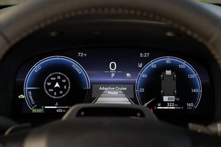 Ngoài ra, mẫu sedan hạng D này được bổ sung trang bị tiện nghi phong phú hơn trước như vô lăng tích hợp lẫy chuyển số, màn hình cảm ứng trung tâm 12,3 inch, hỗ trợ kết nối Apple CarPlay/Android Auto không dây, hệ thống âm thanh JBL,...