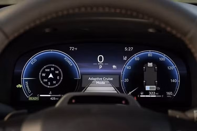 Ngoài ra, mẫu sedan hạng D này được bổ sung trang bị tiện nghi phong phú hơn trước như vô lăng tích hợp lẫy chuyển số, màn hình cảm ứng trung tâm 12,3 inch, hỗ trợ kết nối Apple CarPlay/Android Auto không dây, hệ thống âm thanh JBL,...