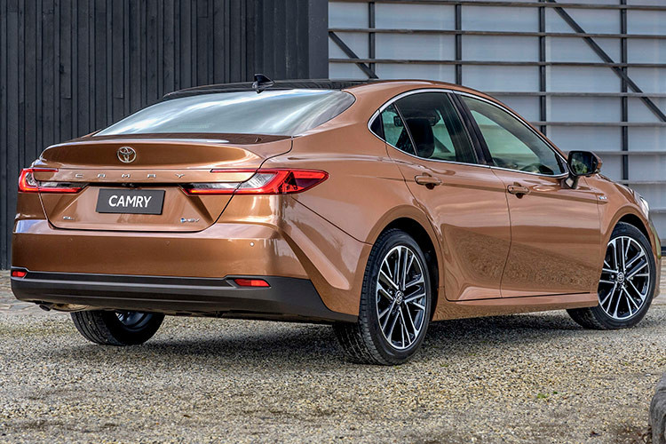 Tiếp theo đó là cản trước mới với hốc gió hình thang cỡ lớn và đèn sương mù nhỏ. Ở hai góc đầu xe còn có khe gió nằm dọc. Ở bên sườn, xe sở hữu những đường dập gân nổi bật và vành hợp kim đa chấu mới. Đèn hậu của xe được thiết kế hình chữ "C" giống đèn LED định vị ban ngày. Bên cạnh đó là cửa cốp tích hợp cánh gió nhỏ và tem chữ nổi "Camry".